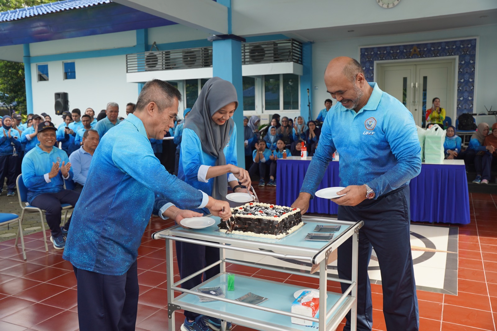 Rektor UHT Hadiri Ulang Tahun 100 Pegawai UHT, Diawali Aerobik Bersama di Halaman Rektorat