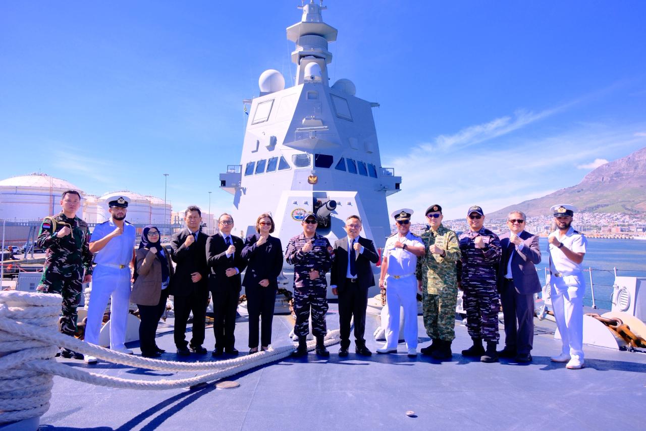 KRI Prabu Siliwangi-321 Perkuat Diplomasi Maritim TNI AL Saat Sandar di Cape Town Afrika Selatan